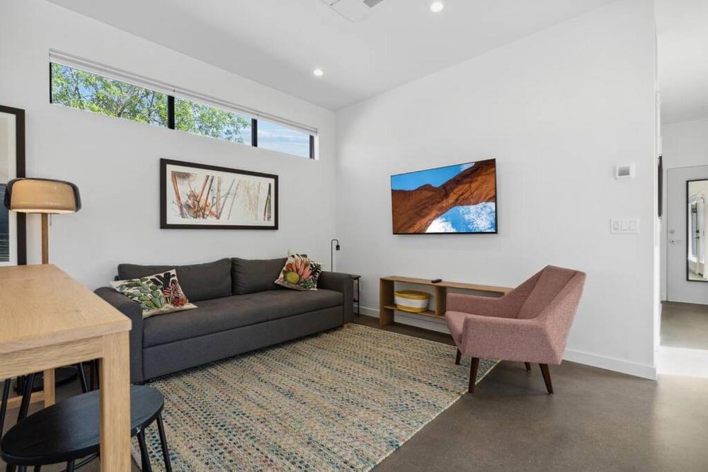 Modern 2-bedroom Apartment - 80 Walkscore!